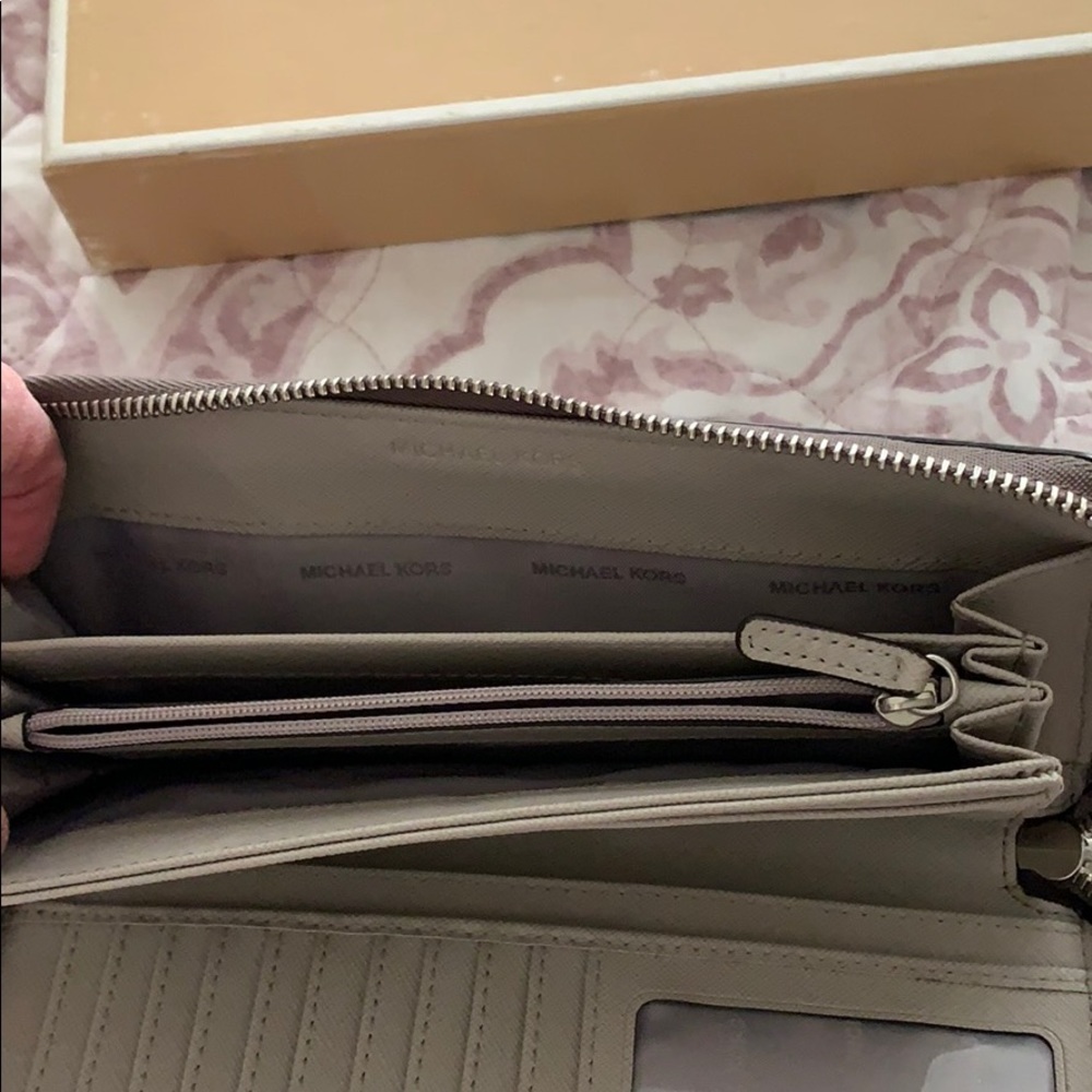Authentic Michael Kors clutch wallet - Picture 3 of 4